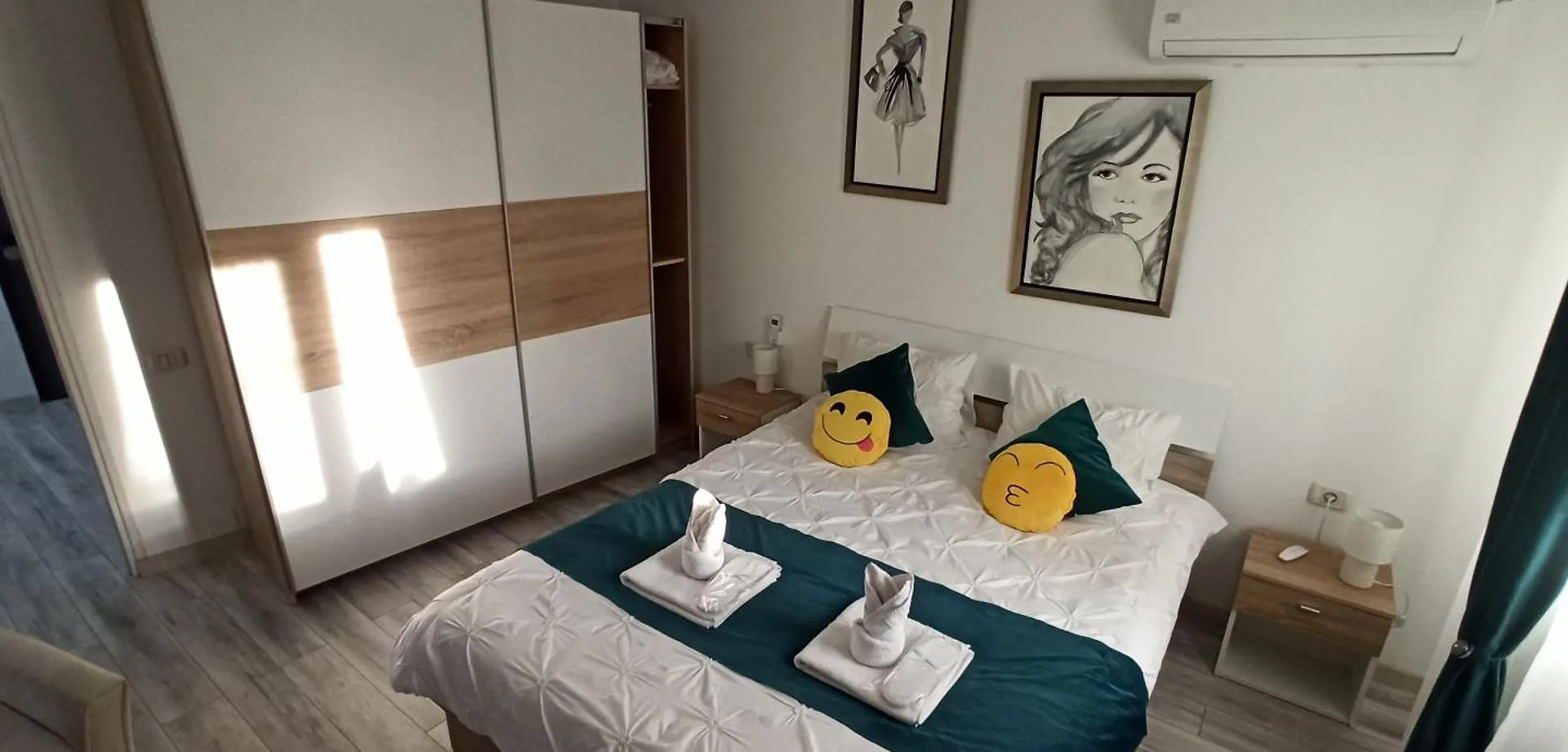 Comfortable Apartment University Square contacts
